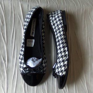 NWT American Eagle Outfitters Black and White Houndstooth Flats sz 8